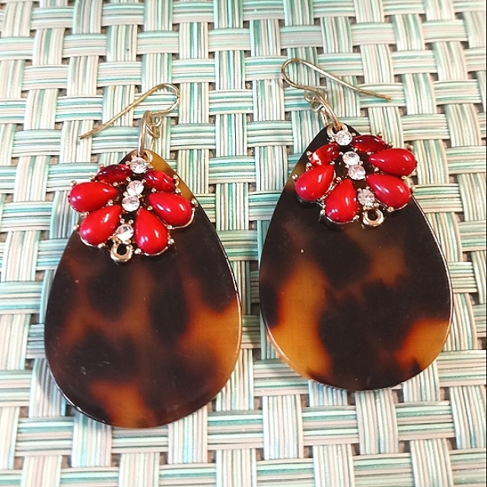 🌹NWOT Tortoise Shell and Red Stone Teardrop Earrings🌹